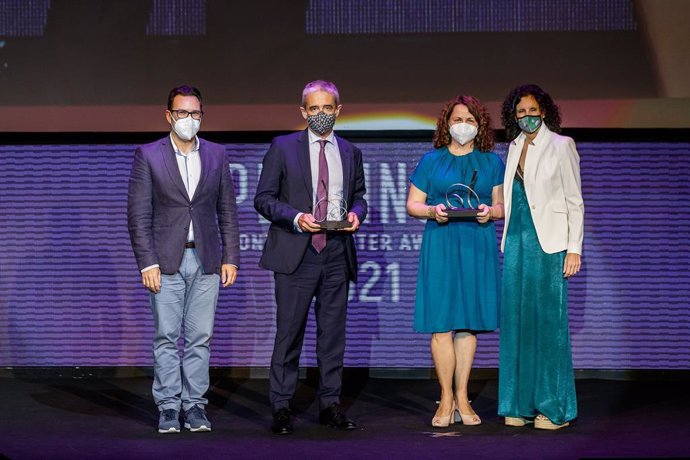 Íñigo Arribalzaga, CEO de Majorel IBILAT, y  Beatriz González, directora Comercial de Correos, reciben el premio