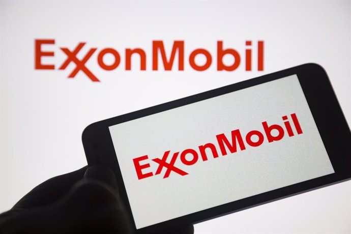 Archivo - 01 May 2020, Paraguay, Asunción: A general view of the international oil and gas company "ExxonMobil" displayed on a smartphone screen. Photo: Andre M. Chang/ZUMA Wire/dpa
