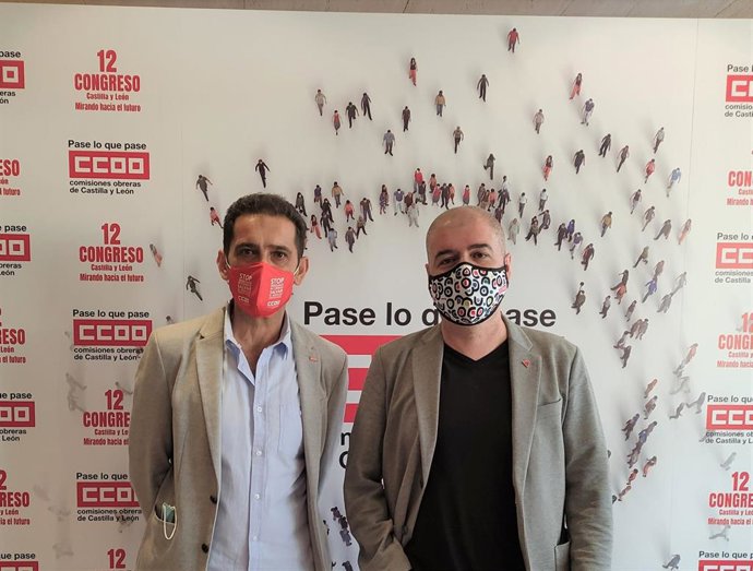El secretario general de CCOO, Unai Sordo, (d) junto al recién reelegido secretario en Castilla y León, Vicente Andrés.