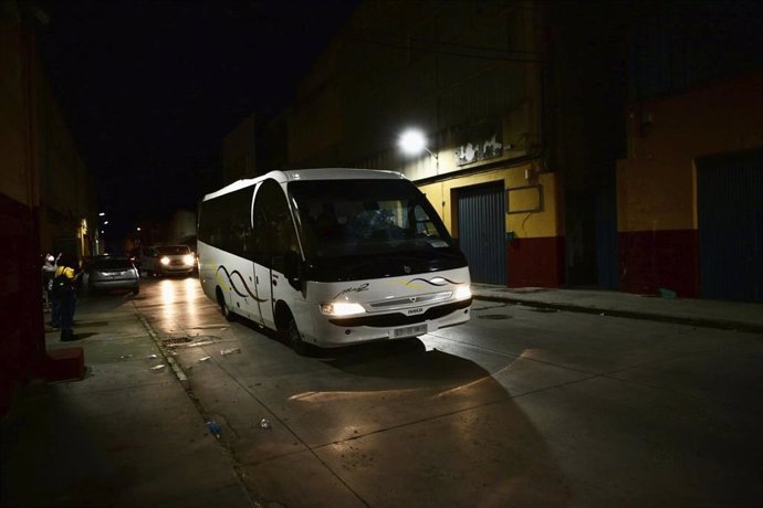 Archivo - Imagen de archivo del pasado mes de mayo cuando minibuses trasladaron a varios menores al albergue provisional de Piniers, en Ceuta (España)