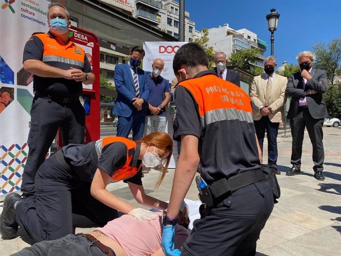 Simulacro durante la inauguración de los desfibriladoras instalados en Granada.