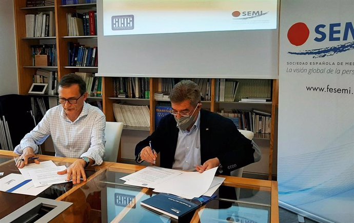 El presidente de la SEMI, Jesús Díez Manglano, y  el de SEIS, Luciano Sáez, firman un convenio para impulsar el avance científico y técnico de la salud digital en España