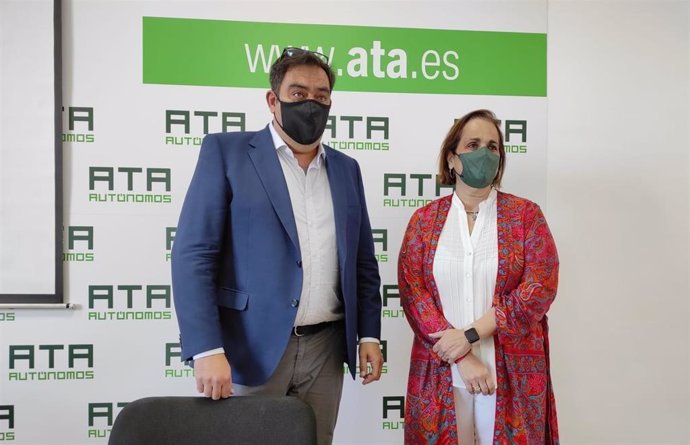 Rafael Amor y Blanca Torrente en la sede de ATA en Córdoba.