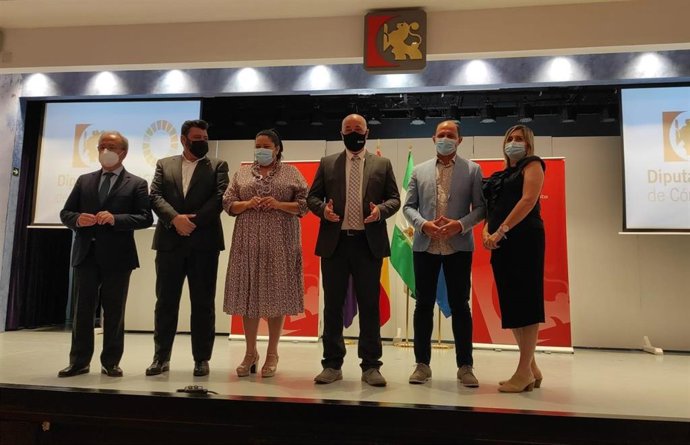 El presidente de la Diputación, Antonio Ruiz (tercero por la dcha.), tras la firma de 'Juntos X Córdoba'.