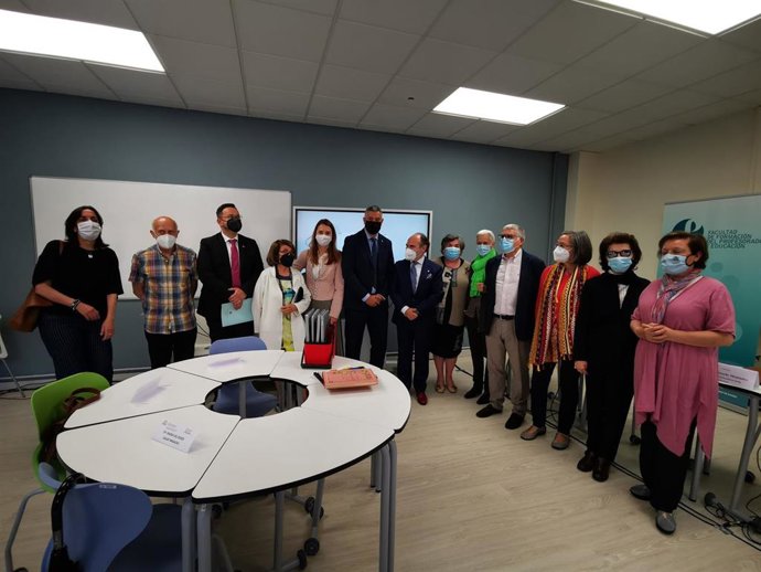 El rector de la Universidad de Oviedo, Ignacio Villaverde, y la consejera de Educación, Carmen Suárez, junto a docentes en la Facultad de Formación del Profesorado y Educación