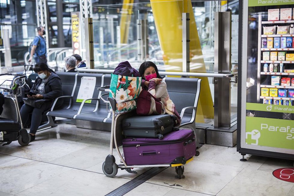 Una pasajera espera en las instalaciones de la Terminal T4  del Aeropuerto Adolfo Suárez Madrid-Barajas en Madrid, (España). 