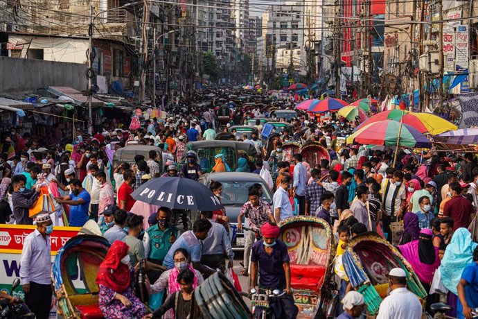 Archivo - 12 May 2021, Bangladesh, Dhaka: Bangladeshi people crowd at a street market as they shop ahead of Eid-Al-Fitr, amid the Covid-19 pandemic. Photo: Zabed Hasnain Chowdhury/SOPA Images via ZUMA Wire/dpa