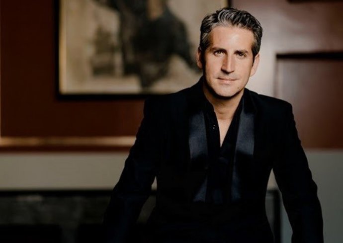 El maestro Lucas Macías, director artístico de la Orquesta Ciudad de Granada y director titular de la Oviedo Filarmonía.