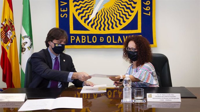 Oliva y Castillo firman el convenio de colaboración.