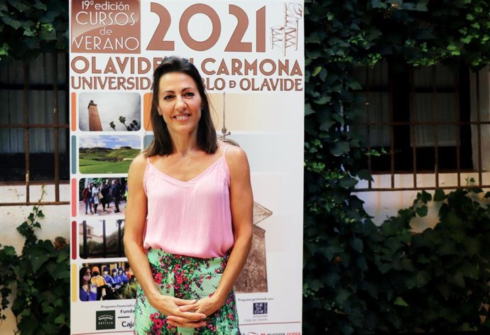 La presentadora del informativo de fin de semana de Telecinco, Ángeles Blanco, en la celebración de los cursos de verano de la UPO en Carmona