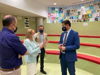 El alcalde de Granada, Luis Salvador, visita la biblioteca Francisco Ayala en su décimo aniversario.
