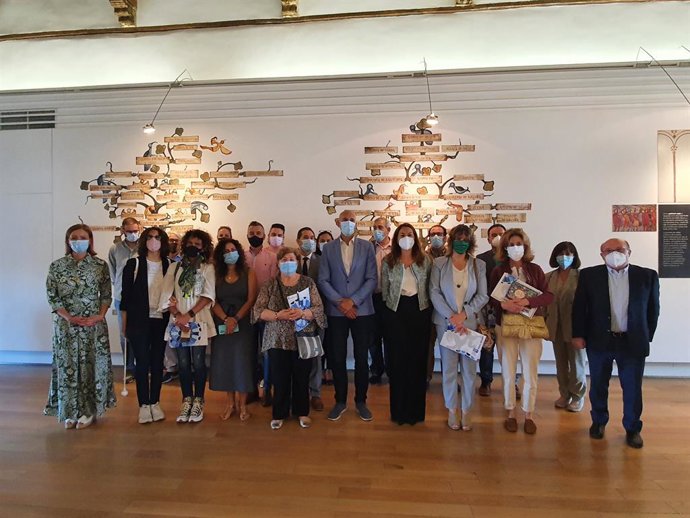 El alcalde de León con representantes de las entidades y colectivos presentes en la presentación del pacto social de Aguas de León,