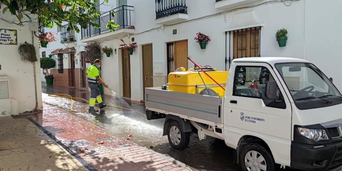 Estepona complementa proyecto 'Jardín de la Costa del Sol' con baldeo diario de sus calles con aromas florales