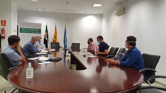 Reunión entre la Junta y la Diputacón de Cáceres para ampliar y mejorar la red de puntos limpios de la provincia cacereña