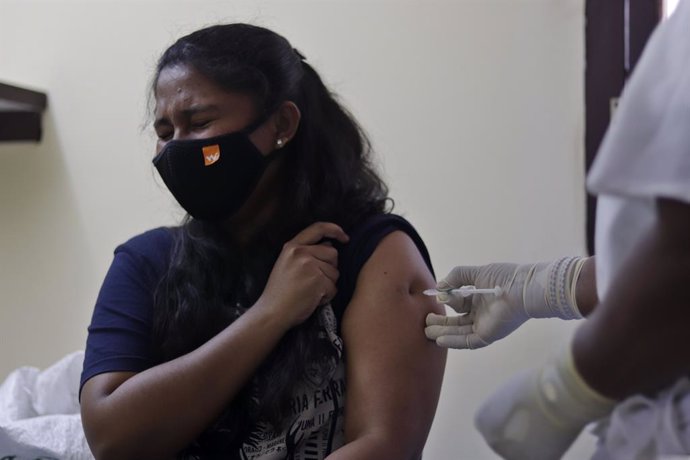 18 June 2021, India, Chennai: A girl receives a dose of COVAXIN COVID-19 vaccine at a vaccination camp in college premises in Chennai. Photo: Sri Loganathan/ZUMA Wire/dpa