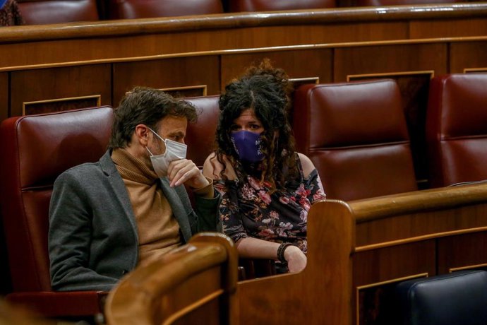 Archivo - El presidente del grupo parlamentario de Unidas Podemos en el Congreso, Jaume Asens (i), y la diputada de Unidas Podemos, Sofía Castañón (d), durante un debate en el Pleno