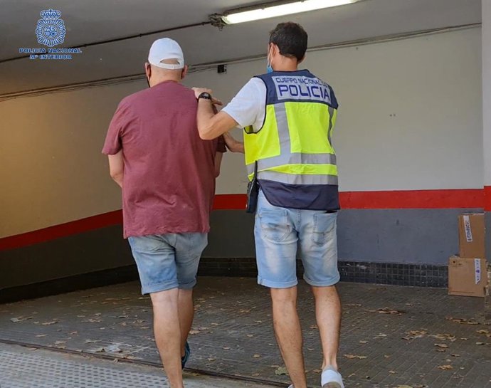 El detenido, junto a un agente de la Policía Nacional.