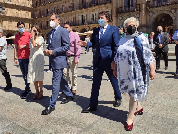 Mañueco (2D) junto al alcalde de Salamanca (C), y otras autoridades.