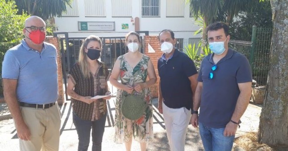 La responsable de Pequeños Municipios y Reto Demográfico del PSOE de Huelva y alcaldesa de Cala, Maite Rodríguez, con otros dirigentes, frente al IES de Santa Olalla del Cala.