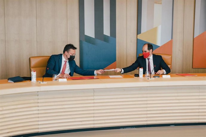 António Simes, responsable regional de Europa de Santander y consejero delegado de Santander España, y Jordi Laguarda, director de DIT Spain, firman el acuerdo.