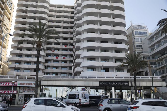 28 June 2021, Spain, Palma: Students stand on their balconies at the Hotel Palma Bellver after being forced to remain isolated following the emergence of COVID cases last week. 249 Spanish students are quarantined at the Bellver Hotel. More than 900 you