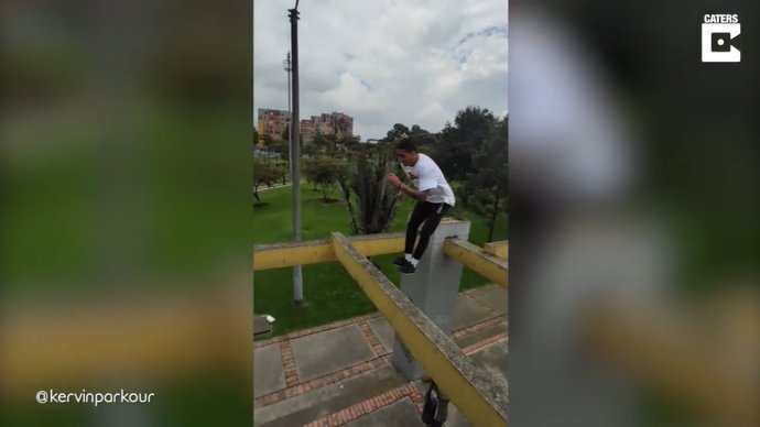 Este chico se atreve a hacer parkour saltando de viga en viga en un parque de Colombia