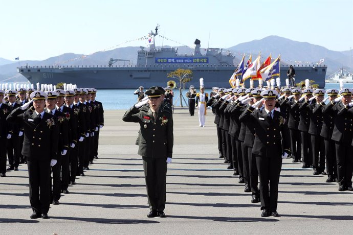 Archivo - 11 March 2020, South Korea, Changwon: Cadets salute the national flag during a commencement ceremony at the Korea Naval Academy in the southeastern naval port city of Changwon. Photo: -/YNA/dpa