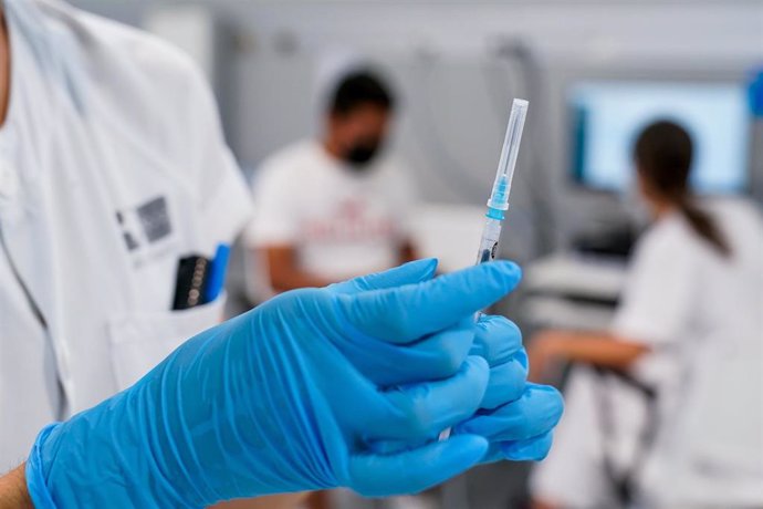 Un enfermero prepara una vacuna en el Hospital público de emergencias Enfermera Isabel Zendal, a 28 de junio de 2021, en Madrid, (España). A partir de hoy este hospital va a comenzar a vacunar contra el Covid-19, 24 horas al día, a través del sistema de