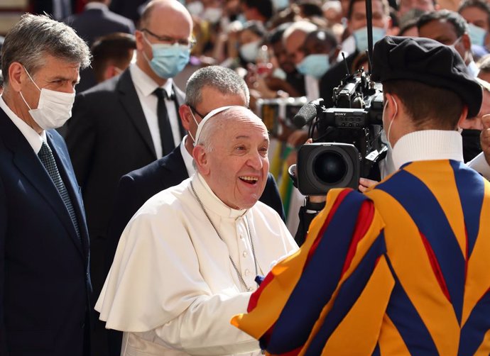 30 June 2021, Vatican, Vatican City: Pope Francis (c) shakes hands with a member of the Swiss Guard during his weekly general audience at the San Damaso courtyard at the Vatican. Photo: Grzegorz Galazka/Mondadori Portfolio via ZUMA/dpa
