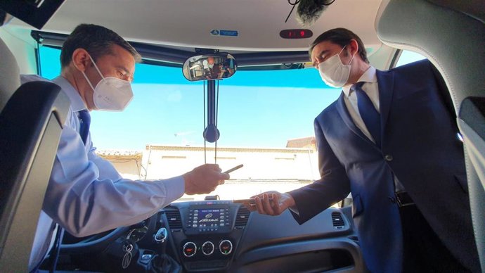 El consejero de Fomento y Medio Ambiente, Juan Carlos Suárez-Quiñones, durante su visita a Santibáñez de Vidriales.