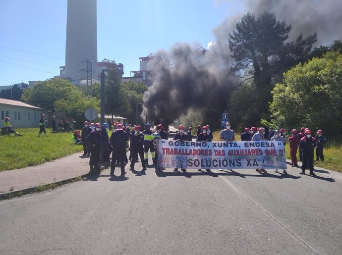 Los trabajadores de auxiliares protestan en los exteriores de la térmica de As Pontes
