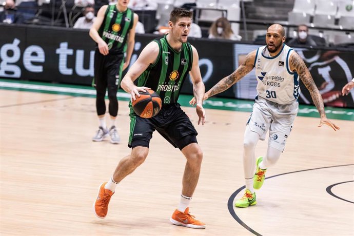 Archivo - Conor Morgan of Joventud Badalona in action during the Liga Endesa ACB match between Club Joventut Badalona and Heredia San Pablo Burgos at Palau Olimpic de Badalona on December 27, 2020 in Badalona, Spain.