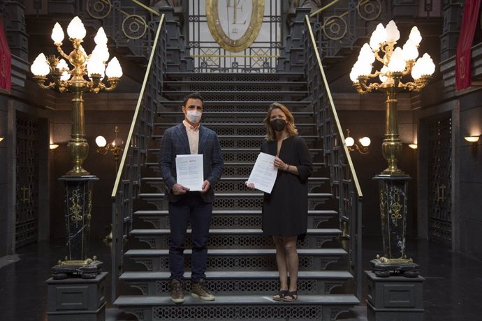 Diego Ávalos y María Casado en el decorado de La Casa de Papel en el centro de producción de Nexflix.