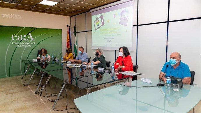 Representantes del colectivo Lgtbiq+ reclaman una "presencia normalizada" en los medios de comunicación.