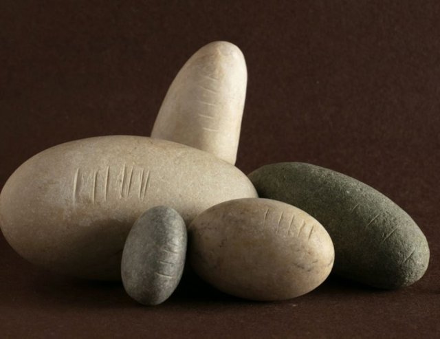 Las pesas de piedra con marcas de peso de la Edad del Bronce indican el asentamiento de Arslantepe (Malatya, Turquía).