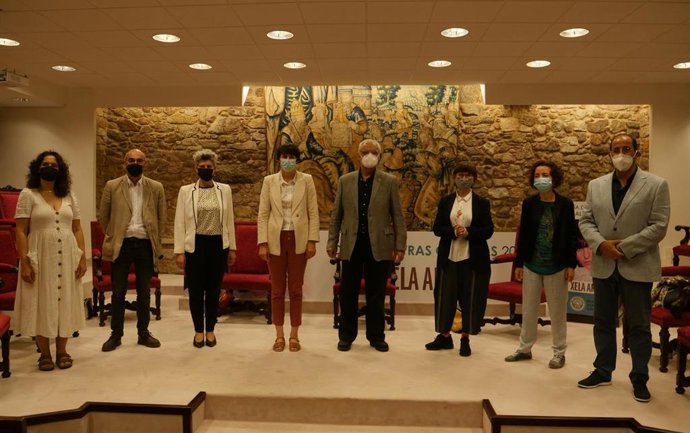 La líder del BNG, Ana Pontón, junto al presidente de la RAG, Victor Freixanes, en la sede de la institución