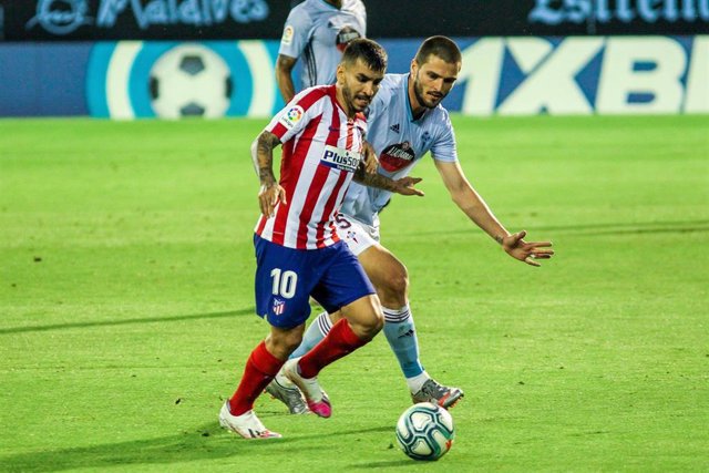 Archivo - Ángel Correa y Okay Yokuslu en el Celta-Atlético de la temporada pasada