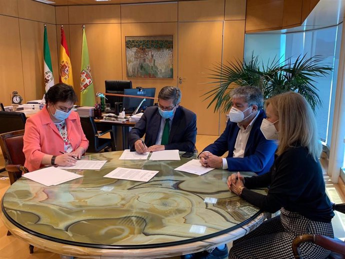 Firma de un convenio entre el Consultivo de Andalucía y el Cemci, en la Diputación de Granada