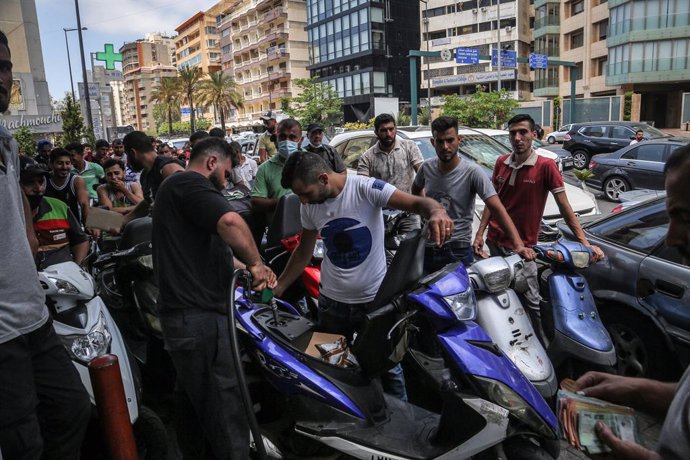 28 June 2021, Lebanon, Beirut: Vehicles and motorists queue outside a petrol station in Beirut amid an unprecedented fuel shortage after the country's caretaker government reduced fuel subsidies amid deepeningeconomic woes. Photo: Marwan Naamani/dpa