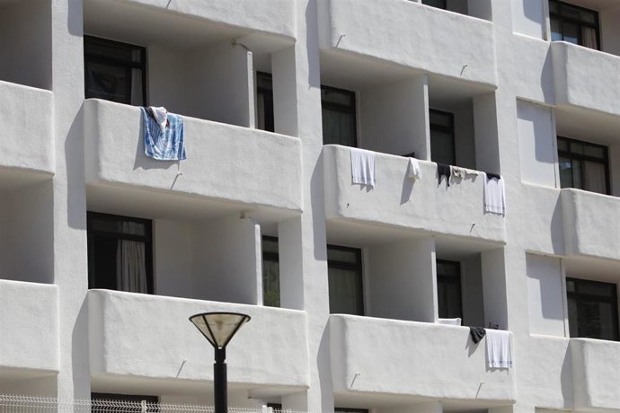 Balcones en el hotel COVID Palma Bellver donde están alojados los estudiantes aislados en Palma por el 'macrobrote' asociado a viajes de fin de curso.
