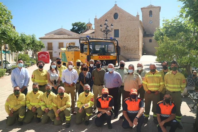 Entrega de un vehículo contra incendios en el Ayuntamiento de María (Almería).