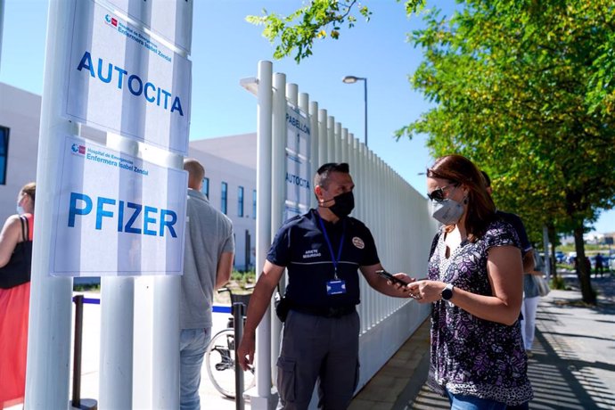 Un policía controla la entrada de varias personas a las afueras del Hospital público de emergencias Enfermera Isabel Zendal, a 28 de junio de 2021, en Madrid, (España).