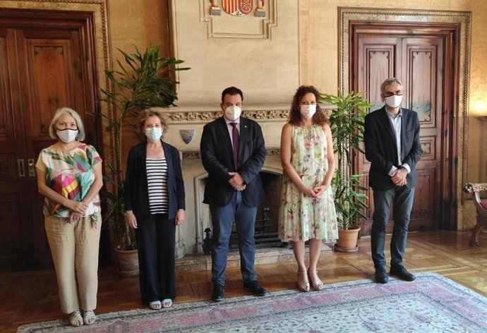 La presidenta del Consell de Mallorca, Catalina Cladera; el secretario de Estado de Política Territorial y Función Pública, Víctor Francos, y la delegada del Gobierno en Baleares, Aina Calvo.