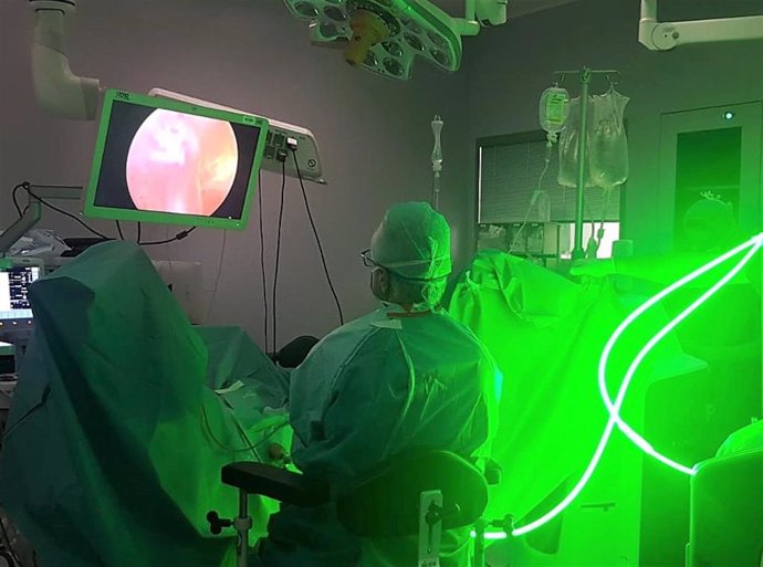 El doctor Álvarez Kindelán durante una intervención quirúrgica de próstata con láser.