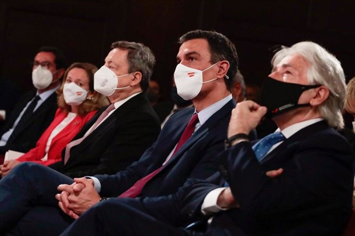 El presidente del Gobierno, Pedro Sánchez, y el presidente de Foment del Treball, Josep Sánchez Llibre