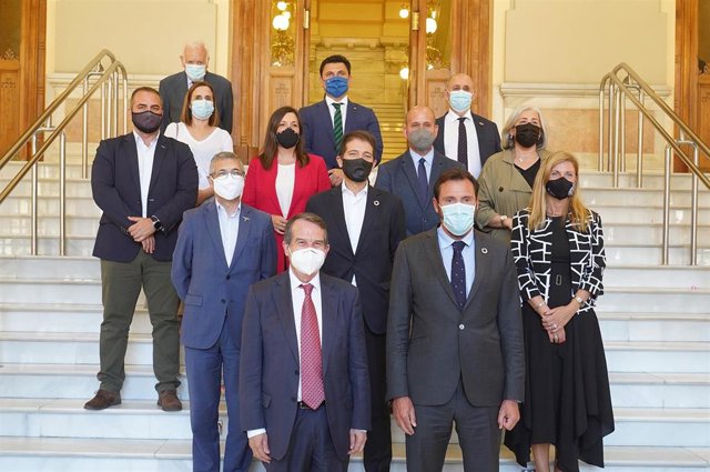 Foto de familia de los representantes que han asistido a la firma de la Declaración de Valladolid por la Economía Circular, impulsada por la FEMP.