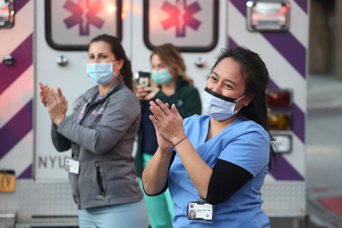 Archivo - 10 May 2020, US, New York: Medical staff working on the Coronavirus (COVID-19) at the New York University Langone, react during the daily gratitude ap plause to health care workers. Photo: Dan Herrick/ZUMA Wire/dpa