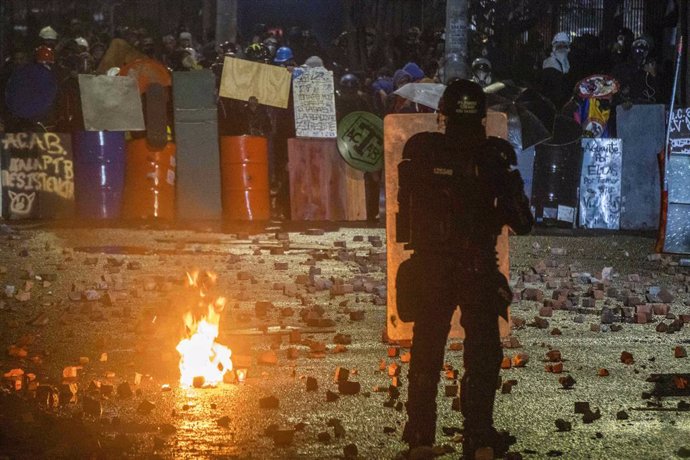 Manifestantes de la conocida como 'Primera Línea' parapetados frente a la Policía, en el marco de las protestas contra el Gobierno que se han venido celebrando en las últimas semanas en Colombia.