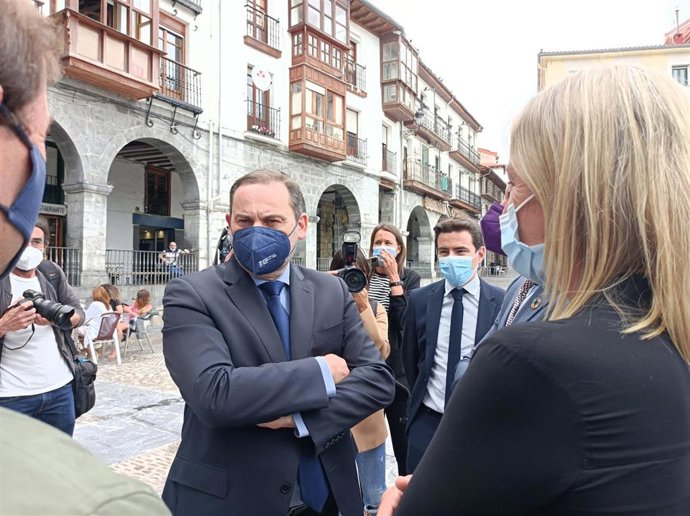 El ministros de Transportes, José Luis Ábalos, en Castro Urdiales