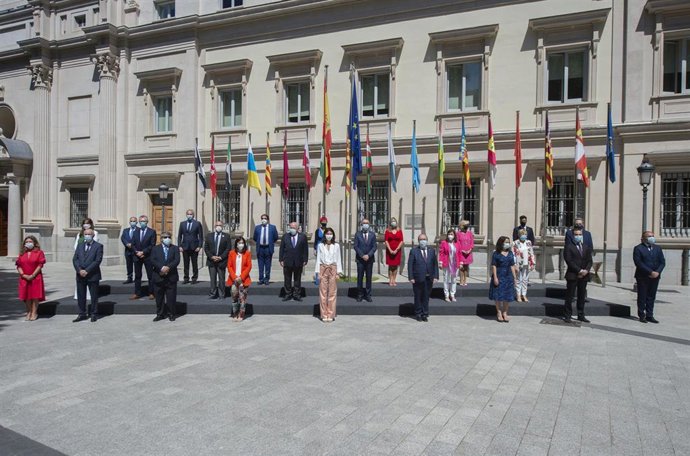Los Consejeros de Sanidad de las comunidades autónomasen la Plaza de la Marina Española antes de la celebración del primer Consejo Interterritorial del Sistema Nacional de carácter presencial desde que comenzó la pandemia